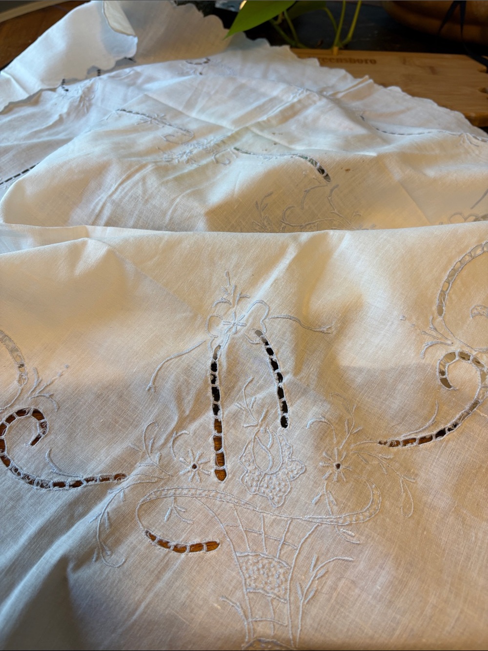 White Embroidered Linen Tablecloth with Cutwork vintage - Picture 2 of 6